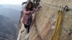 Тропа смерти. Экстремальные туристы на мосту. Парящие горы аватара, Хуашань Китай