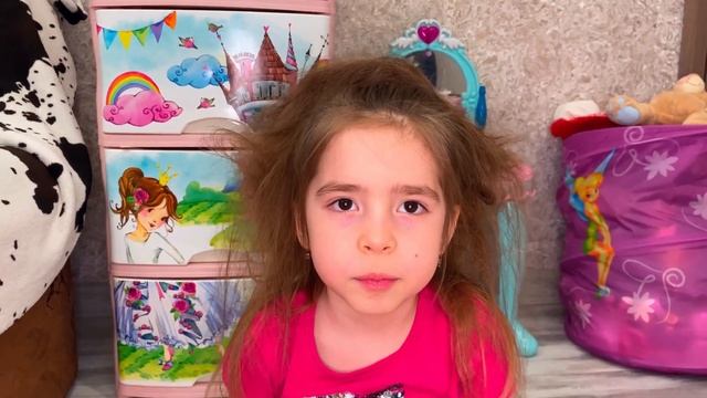 Настя делает разные прически смотрит какая ей нравится больше! Nastya makes different hairstyles!