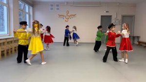 Коллектив "Березка", танец "По полю, полю"