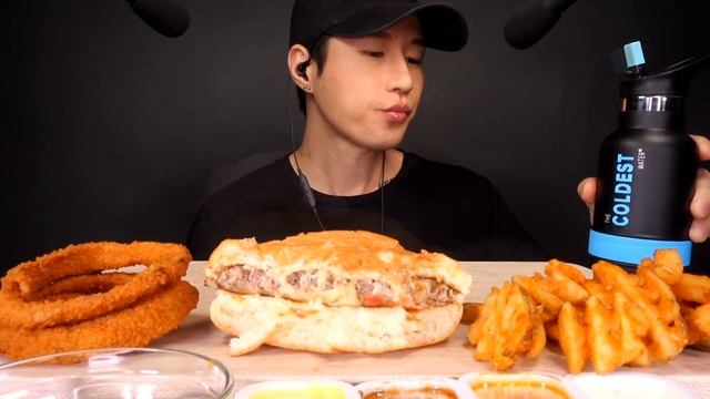 ASMR WHITE TRUFFLE BURGER & ONION RINGS MUKBANG (No Talking) EATING SOUNDS | Zach Choi ASMR смотреть онлайн