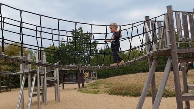 СМОТРЕТЬ ВСЕМ!!! АЛИСА, МЕГА КАЧЕЛИ!!! СУПЕР ПЛОЩАДКА!!! ТАРЗАНКА!!! смотреть онлайн