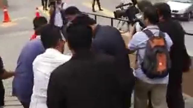 Police abuse outside the Malaysian Anti-Corruption Commission office смотреть онлайн