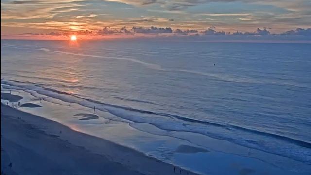 Красивый рассвет на пляже.??Миртл-Бич. Пляж у отеля Crown Reef Beach Resort (Южная Каролина, США) смотреть онлайн