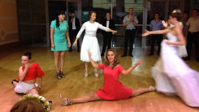 Сесть на шпагат? легко)