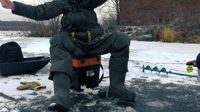 Зимняя рыбалка! Ловля окуня и плотвы, первый лёд 2018-2019. смотреть онлайн