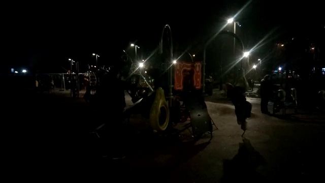 Площадь Свободы и детская площадка ночью Мариуполь смотреть онлайн