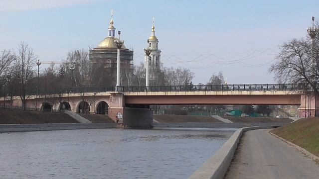 Мост и река, человек на набережной смотреть онлайн