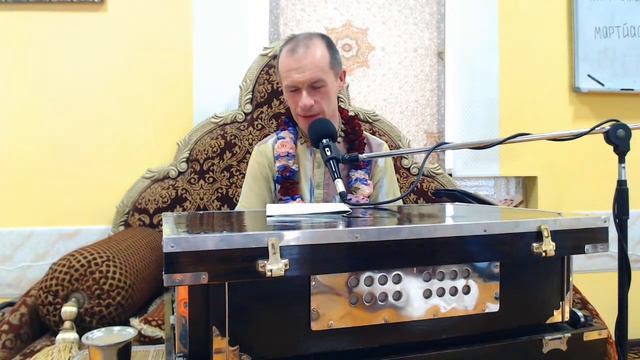 Воскресная лекция (День ухода Шрилы Мадхавы Ачарьи) - ЕМ Амала Харинам прабху - (29.01.2023) смотреть онлайн