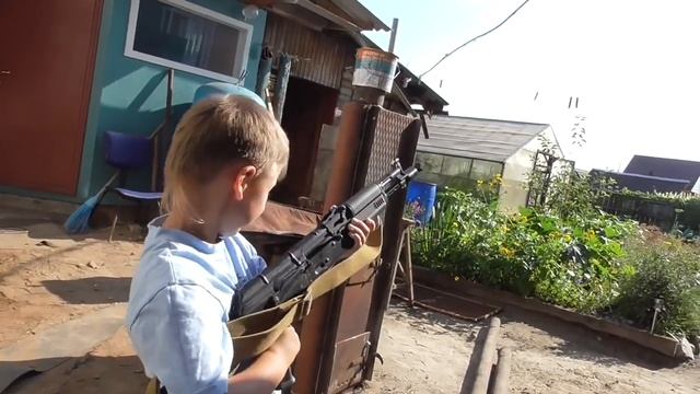 Страйкбольный автомат АК 105 в руках ребёнка. смотреть онлайн