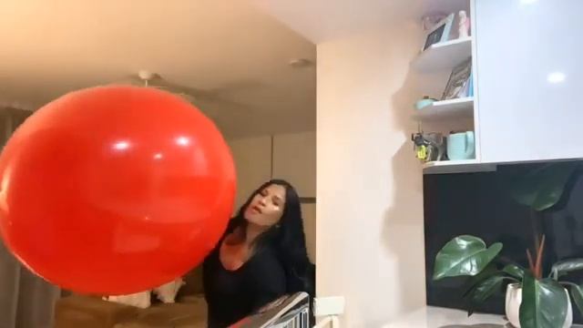 Giant Red Balloon ? Blowing Up a 36" (90cm) Balloon!! смотреть онлайн