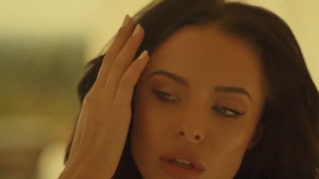 Очень красивая модель , красивое белье, похожа на Angelina Анджелина Джоли смотреть онлайн