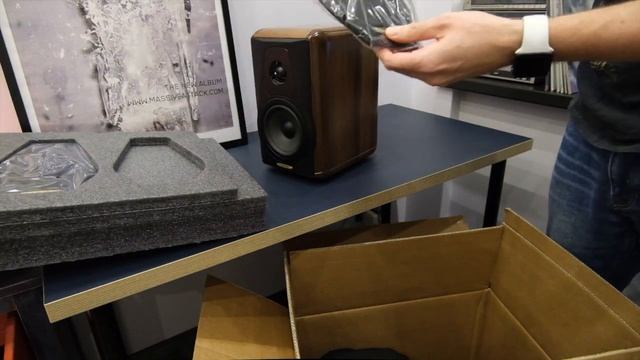 Распаковка полочных колонок Sonus faber Minima Amator II смотреть онлайн