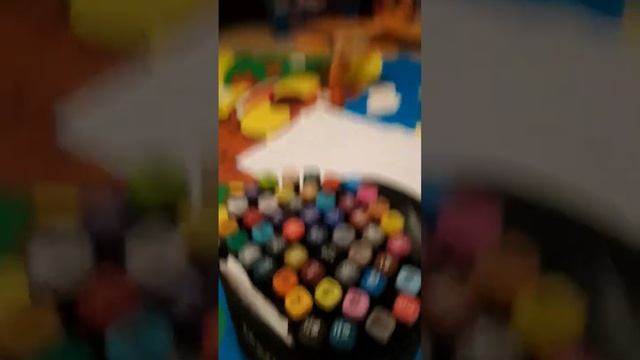 я рисую ветку ёлки и 2 новогодние игрушки смотреть онлайн