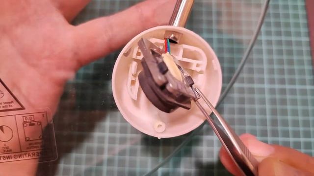 Как отремонтировать электронные напольные весы? Неисправность – дисплей завис на одном измерении.