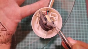 Как отремонтировать электронные напольные весы? Неисправность – дисплей завис на одном измерении.