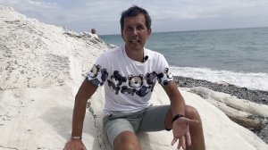 Я не знаю, что для меня хорошо. Пляж с белыми камнями в Гантиади Абхазия. Психологический туризм.