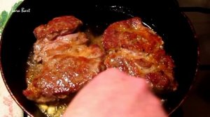 Свинина с луком на сковороде или аля-стейк из свинины за 10 минут