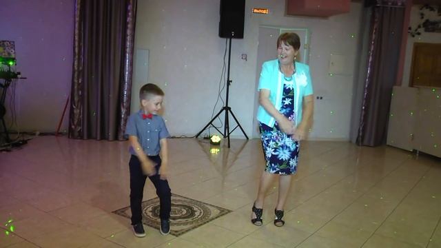 Танец бабушки с внуком смотреть онлайн