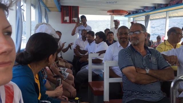 Когда страшно качает на маленькой лодке индусы поют песни смотреть онлайн