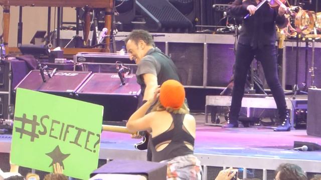 "Dancing in the Dark (Fans Onstage)" Bruce Springsteen@Royal Farms Arena Baltimore 4/20/16 смотреть онлайн