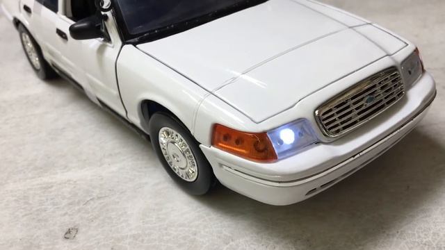 Motormax 1/18 lights and sounds Ford crown vic смотреть онлайн