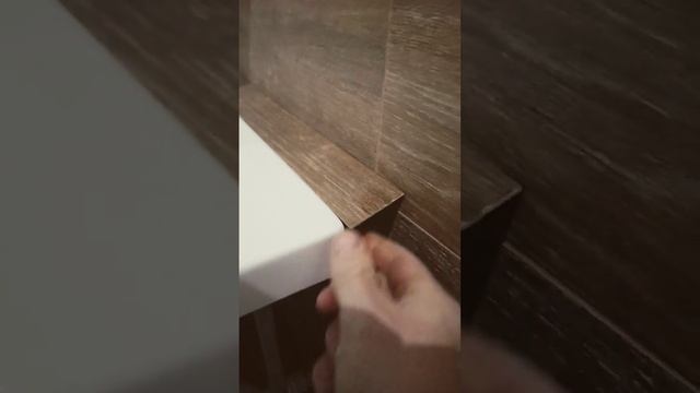 Вариант как убрать зазор между ванной и стеной.