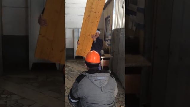 Лавкой по каске. Ржака. Прикол. Ржач смотреть онлайн