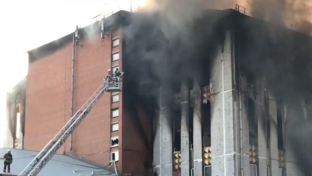 Пожар на свечном предприятии, Складская улица в Петербурге 22 августа 2019 смотреть онлайн