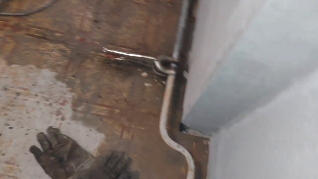 Удаление старого полотенцесушителя,спрямление стояка. смотреть онлайн