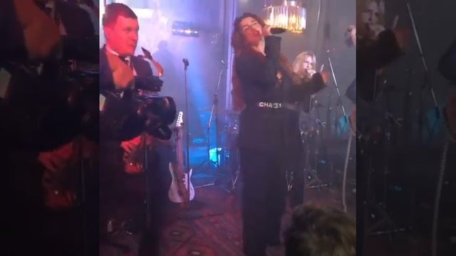 Янис Тимма вышел к Анне Седоковой во время концерта 11.12.19