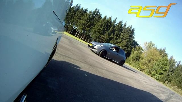 Renault Clio RS Cup VS Renault Clio RS "sport auto-Edition" смотреть онлайн