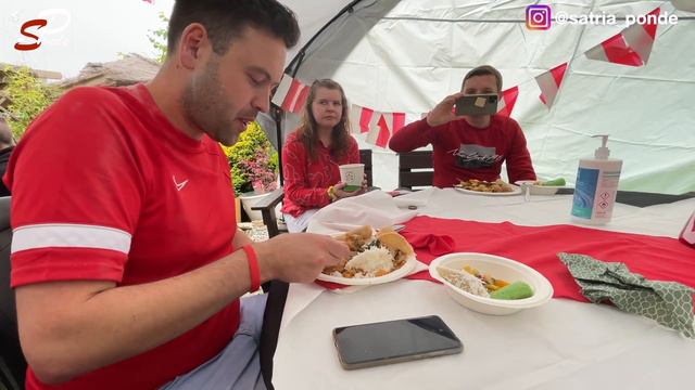BULE HEBOH Makan Bermacam Ragam Masakan Indonesia, Bakso Di HUT RI 76 смотреть онлайн