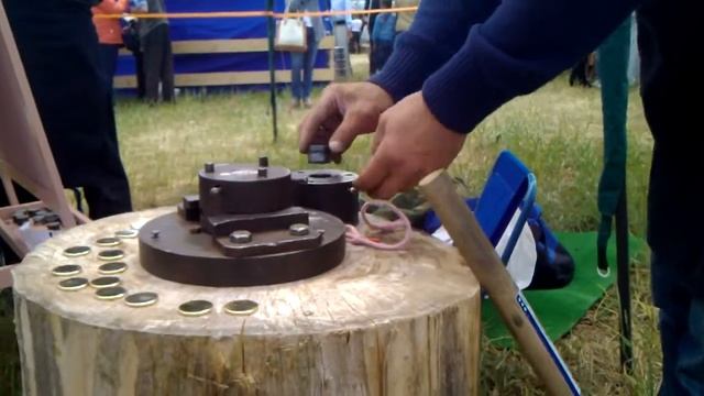 изготовление монеты кувалдой смотреть онлайн