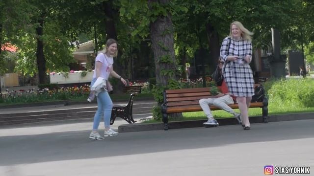 ОБЛИЛ ЛЮДЕЙ ВОДОЙ ИЗ АРБУЗА ПРАНК смотреть онлайн