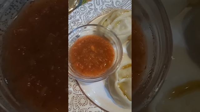 Манты по -узбекски с соусом"Сальса "?и пельмени отварные со сметаной? смотреть онлайн