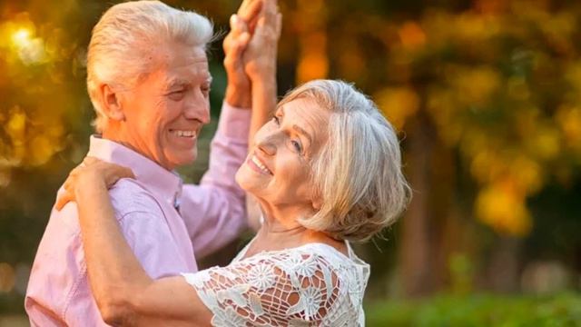 "Престарелая дура! У тебя уже скоро правнуки пойдут, а ты о любви думаешь!" смотреть онлайн