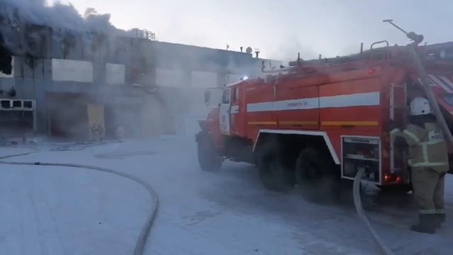 В Новом Уренгое горит стояночный бокс смотреть онлайн