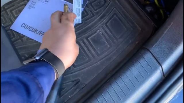 Лайфхак как достать свечу из свечного колодца если нет свечного ключа с резиновым уплотнением внутр смотреть онлайн