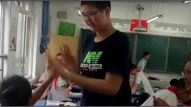 В свои 11 лет он вырос уже на 206 см: Мальчику сделали даже специальный стул! смотреть онлайн