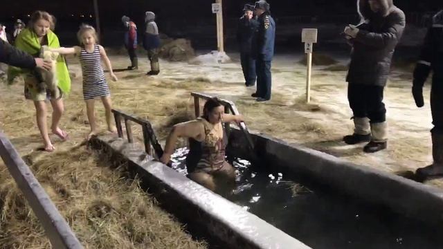 Бабушка пошла купаться, внучки готовятся смотреть онлайн