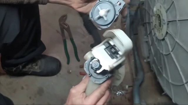 Замена помпы (сливного насоса) Чистка пробки на стиральной машине Whirlpool с вертикальной загрузко смотреть онлайн