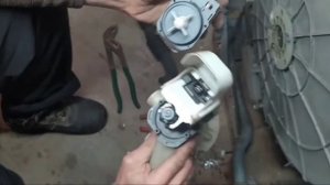 Замена помпы (сливного насоса) Чистка пробки на стиральной машине Whirlpool с вертикальной загрузко