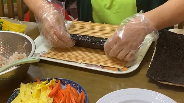 집 김밥!! Кимбаб, готовит мама мужа! Original korean Kimbap at Home. #korea #корея смотреть онлайн