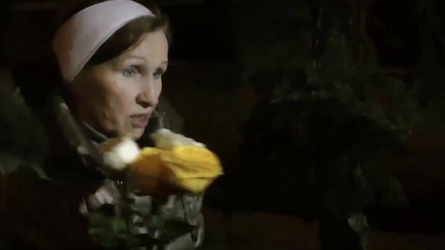 Бандеровцы в Москве растеряли сало, когда возлагали цветы в память убитых боевиков на майдане. смотреть онлайн
