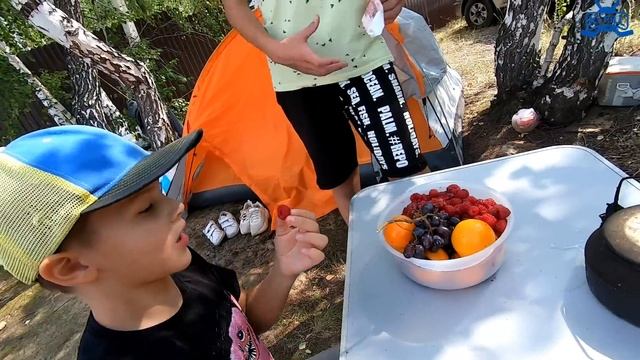 24 Часа в ПАЛАТКЕ ПО БОГАТОМУ VS БЕДНОМУ Челлендж смотреть онлайн