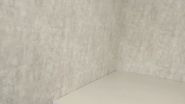 Подиум в студии, который позволил отказаться от шкафа и стал площадкой для большой кровати. смотреть онлайн