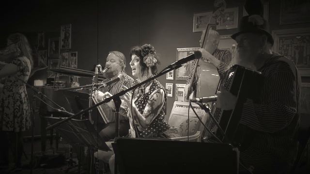 Gloomy Cabaret смотреть онлайн