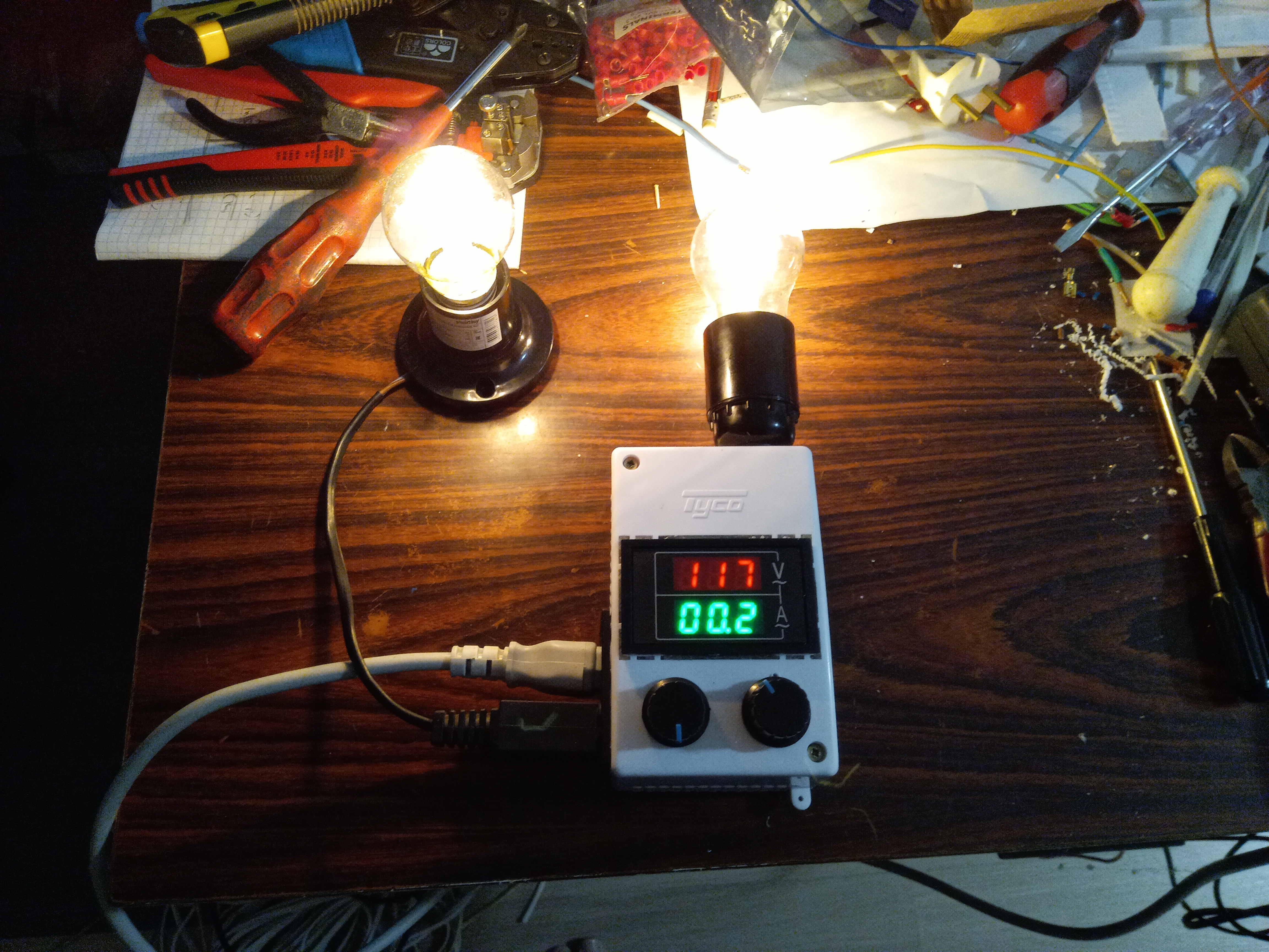 Защитное устройство для подключении нагрузки при проведении ремонта электронных устройств. смотреть онлайн