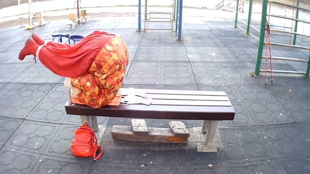 Бабушка качает пресс смотреть онлайн