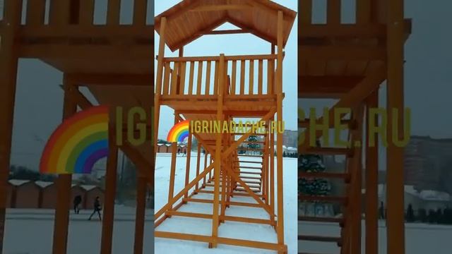 Зимняя деревянная горка 